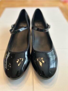 Steve Madden NY Black faux patent leather womens shoes. MaPatent Mary Jane Flats